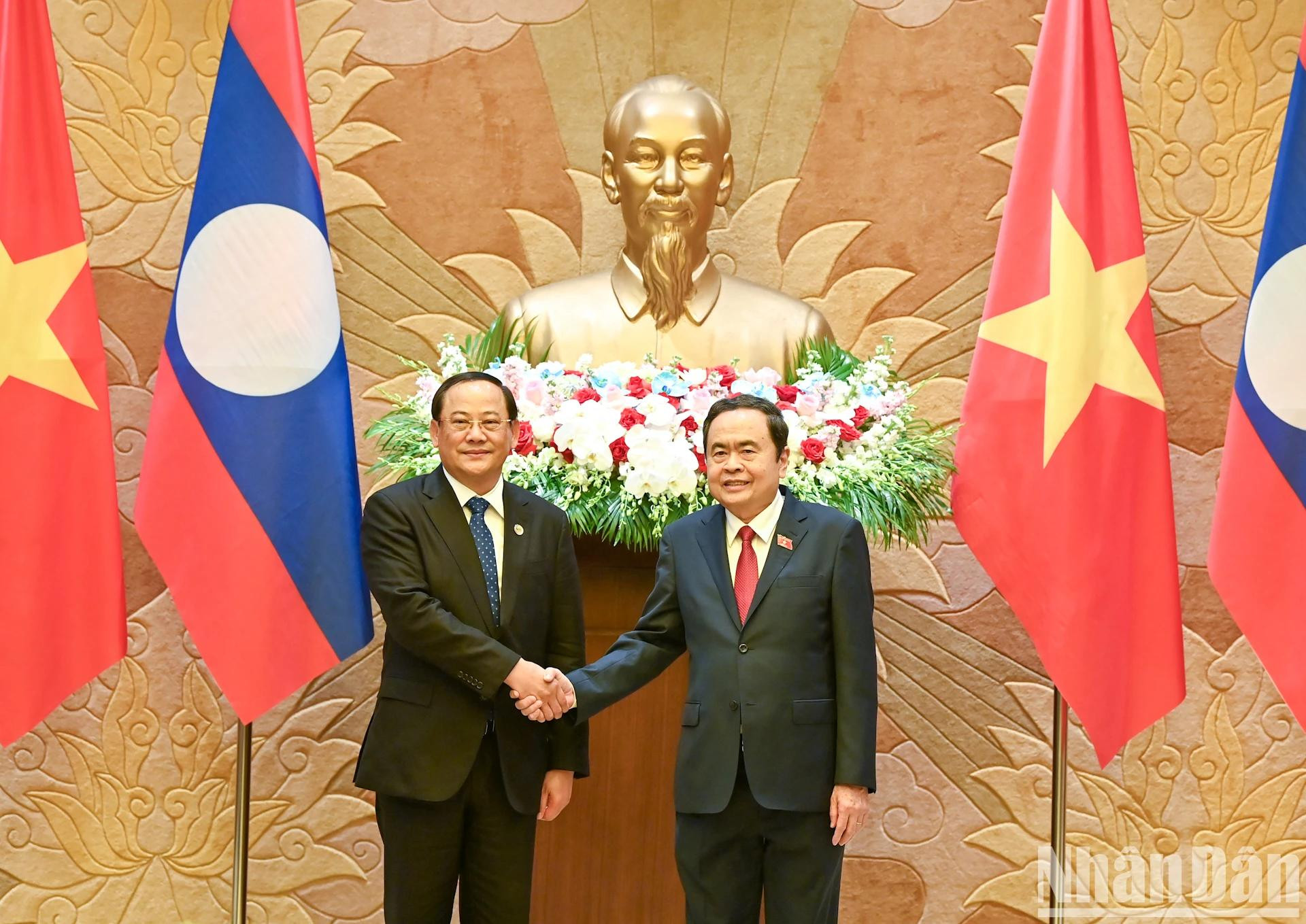 国会主席陈青敏会见老挝政府总理宋赛·西潘敦。