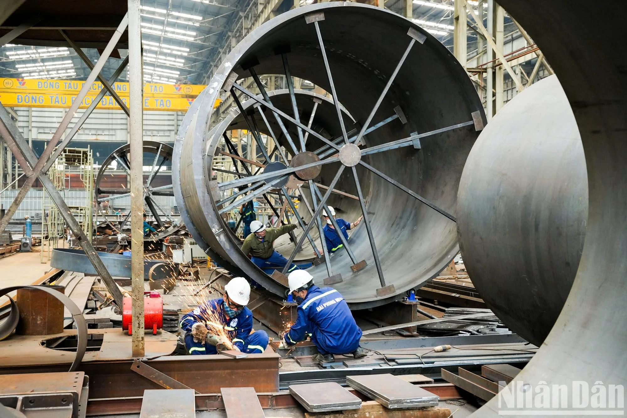 海防市白藤造船厂车间里一派繁忙的生产景象。 海防市白藤造船厂车间里一派繁忙的生产景象。
