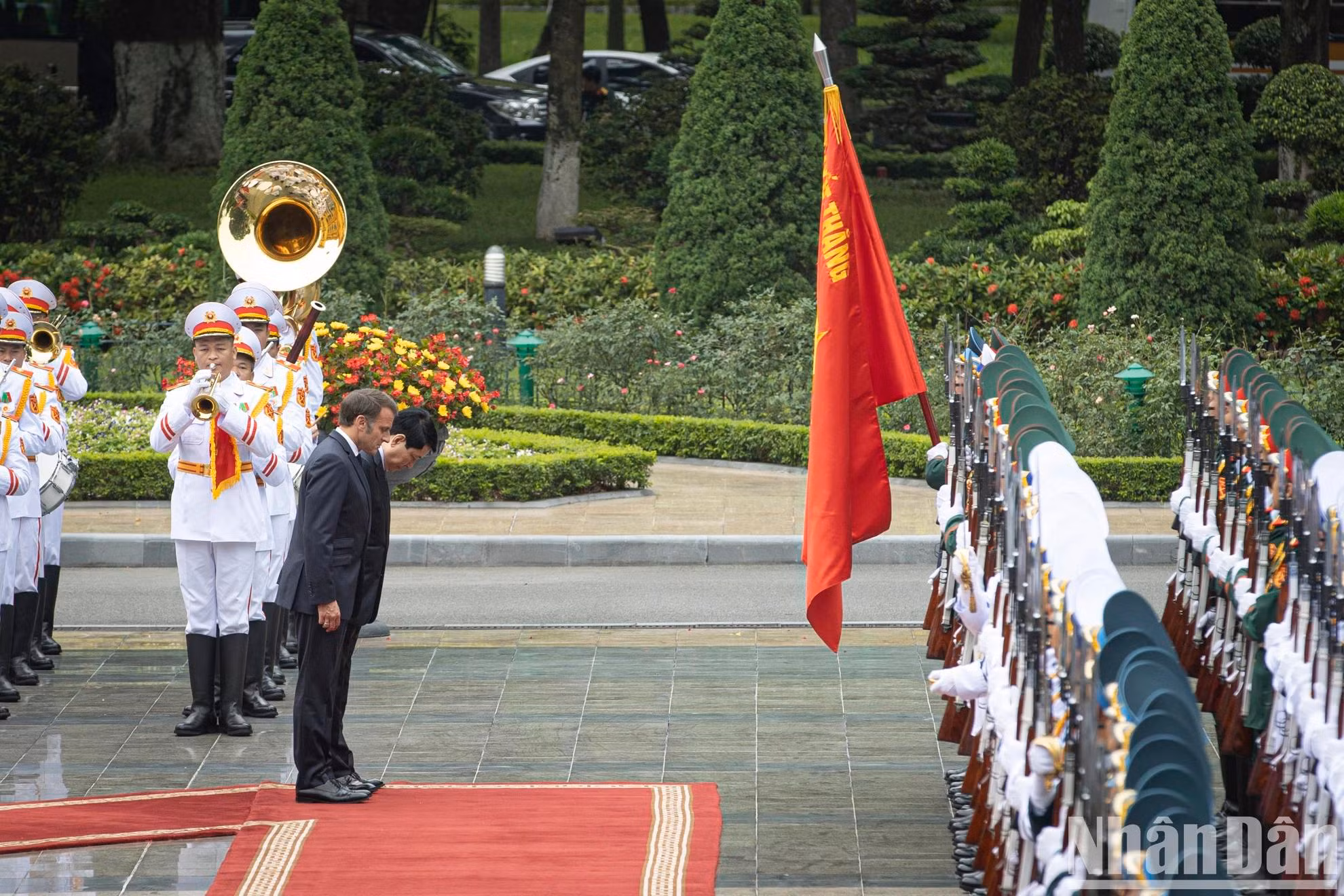 国家主席梁强与法国总统埃马纽埃尔·马克龙向越南人民军“决胜军旗”致敬。