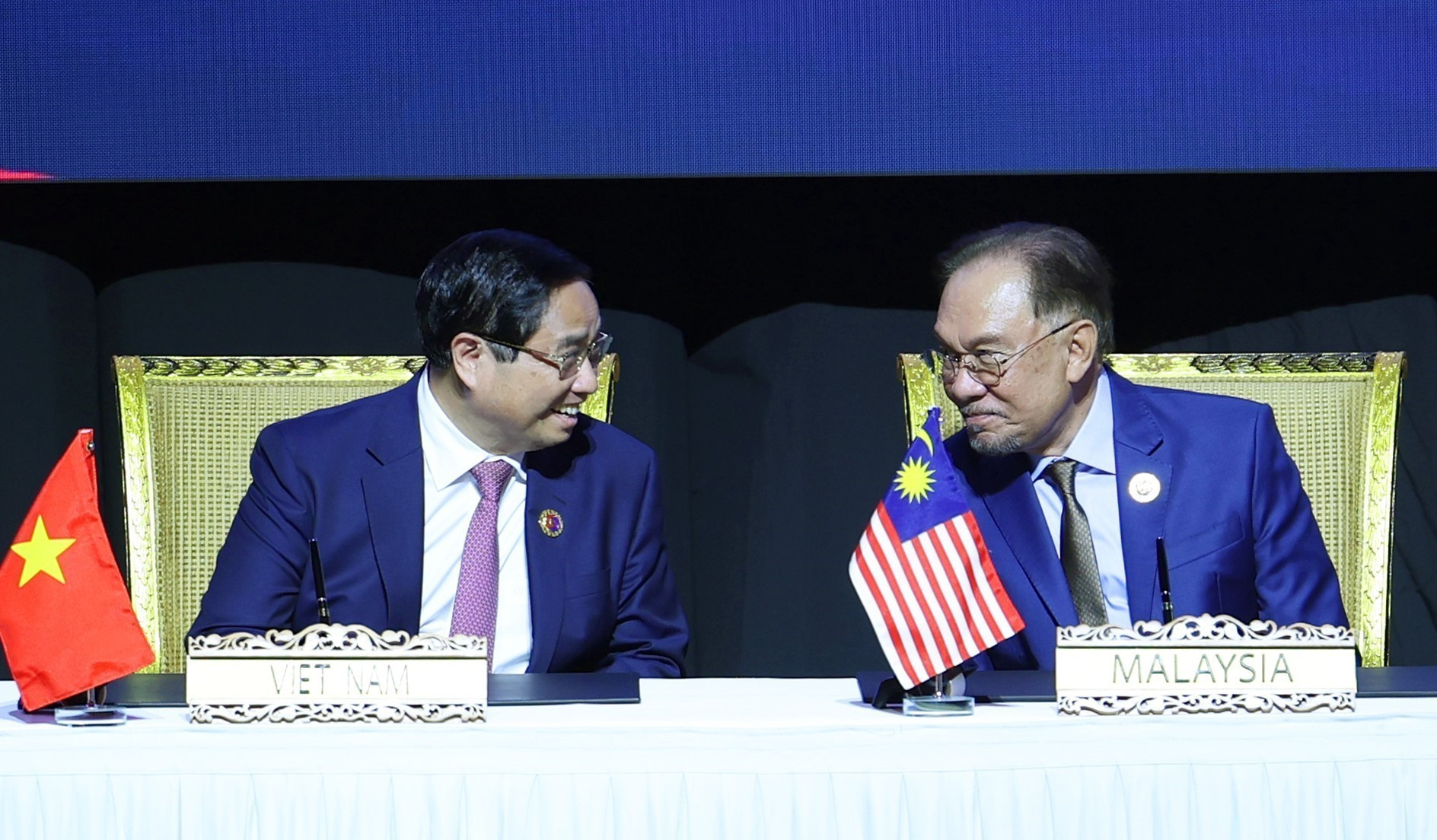 越南政府总理范明正与马来西亚总理安瓦尔·易卜拉欣。（图片来源：越通社）