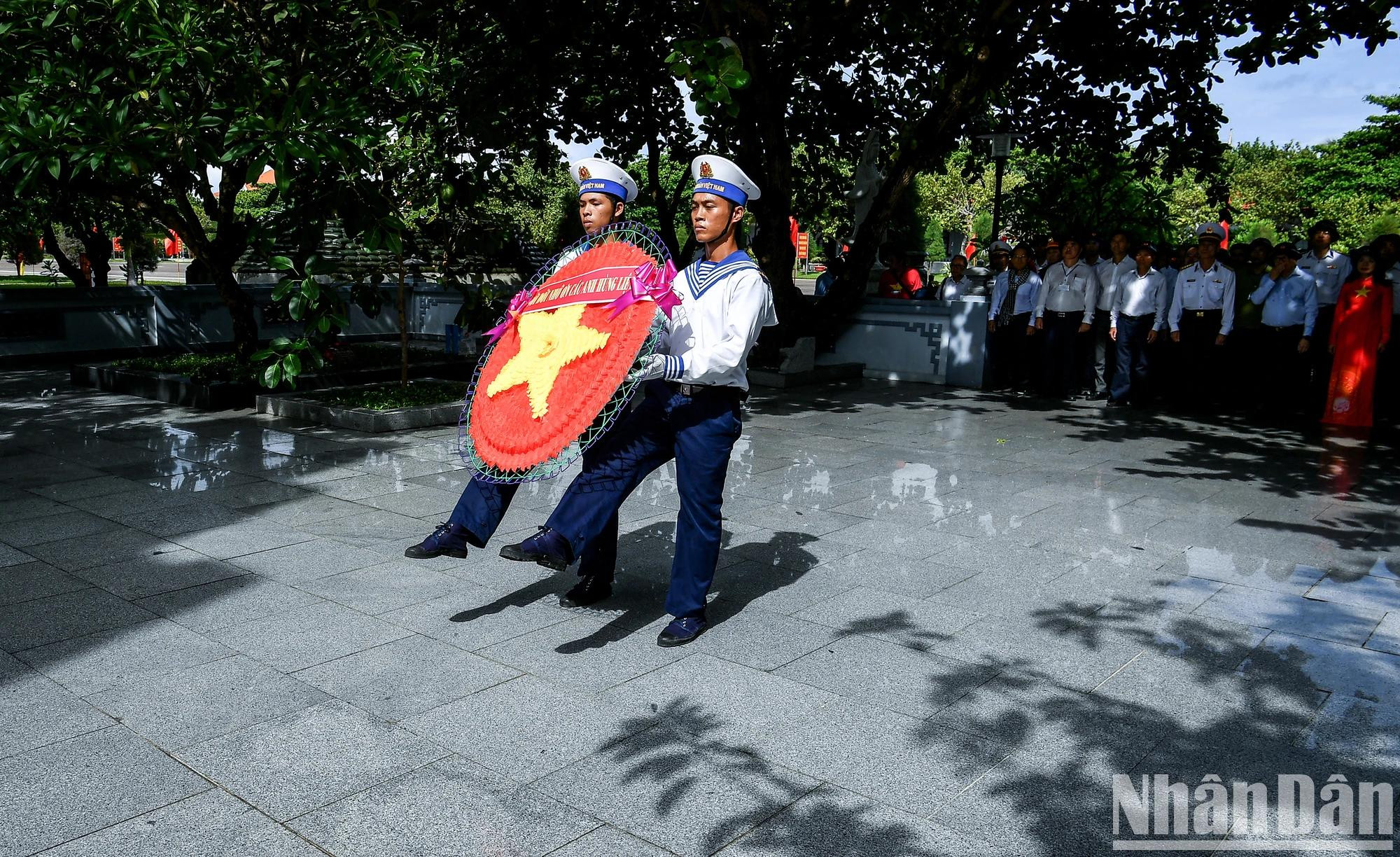 升旗仪式结束后,第25号工作团在长沙岛英烈纪念台和胡志明主席纪念堂敬香悼念。 升旗仪式结束后,第25号工作团在长沙岛英烈纪念台和胡志明主席纪念堂敬香悼念。