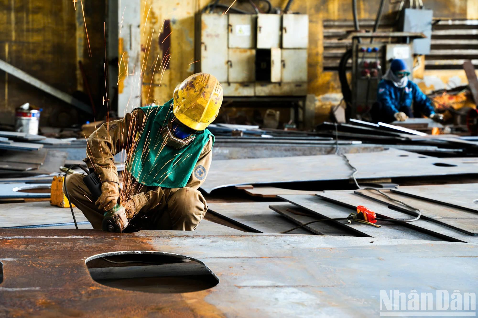 工人佩戴防护装备,应对粉尘和高温环境。 工人佩戴防护装备,应对粉尘和高温环境。
