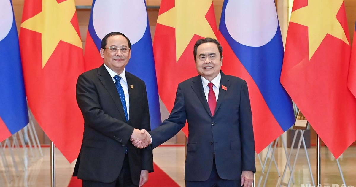 国会主席陈青敏（右）与老挝政府总理宋赛·西潘敦。