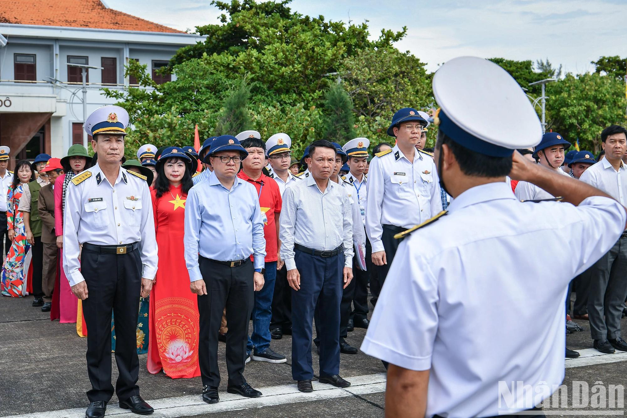 2025年5月,第25号工作团前往长沙群岛县和DK1海上高脚屋的行程中,来自祖国各地的百余名记者齐聚长沙岛,在祖国神圣领土上亲自经历了一场庄重而神圣的升旗仪式。 2025年5月,第25号工作团前往长沙群岛县和DK1海上高脚屋的行程中,来自祖国各地的百余名记者齐聚长沙岛,在祖国神圣领土上亲自经历了一场庄重而神圣的升旗仪式。