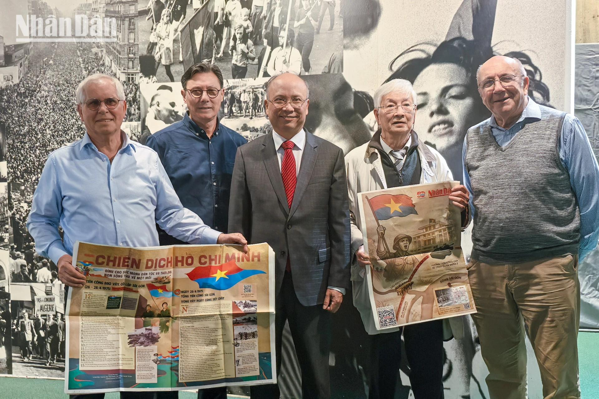 在4月29日晚于法国共产党总部举行的越南南方解放、国家统一50周年纪念活动中，法国朋友与在法越南人社区一同阅读并交流《人民报》此次特别副刊。
