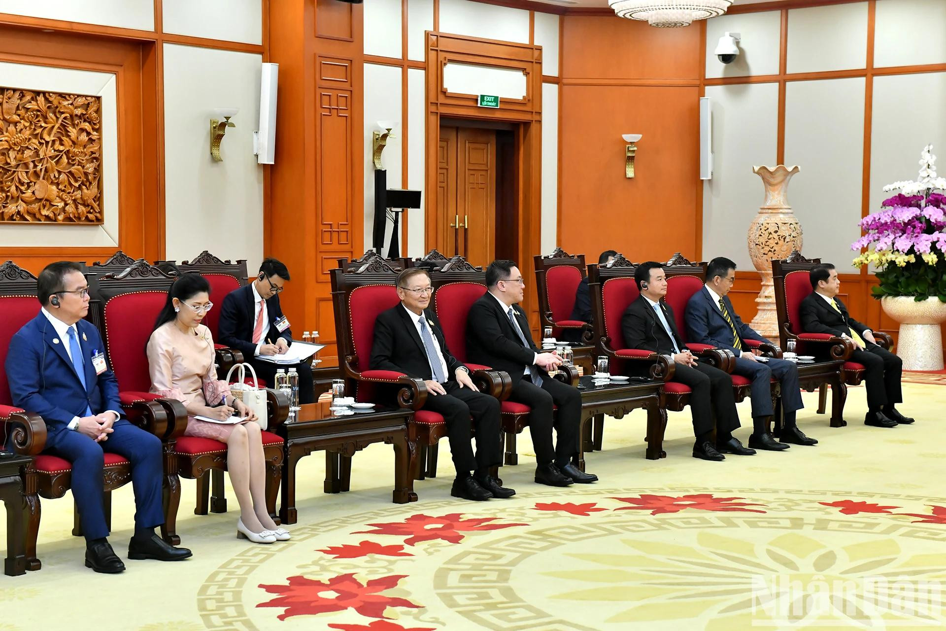 泰国政府代表团陪同佩通坦·西那瓦总理出席会见。