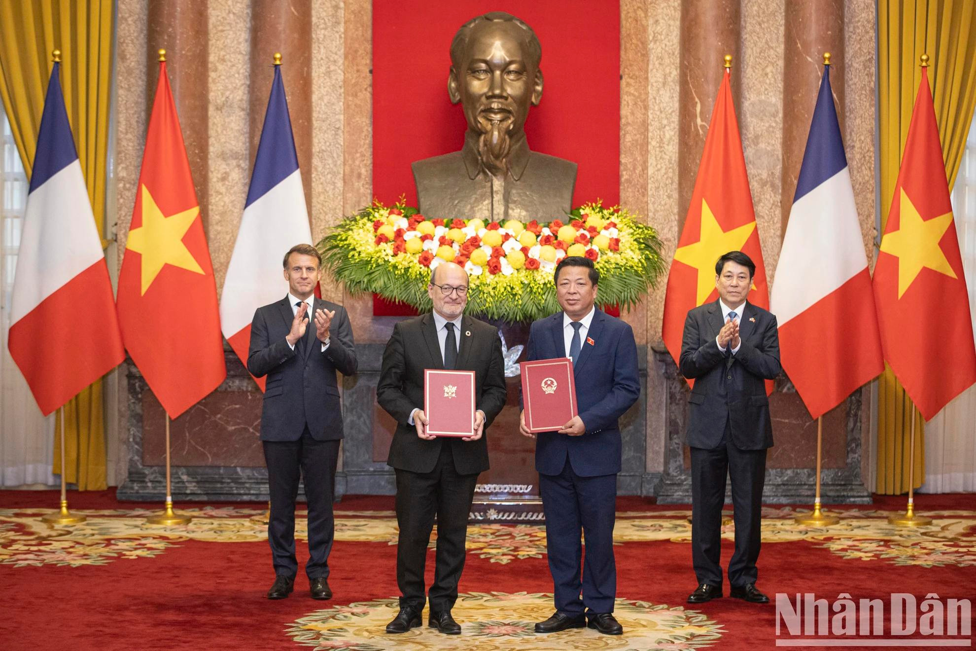 越南建设部长陈鸿明与法国开发署署长何睿欧交换越南建设部与法国交通部在交通运输领域推动合作的意向书。