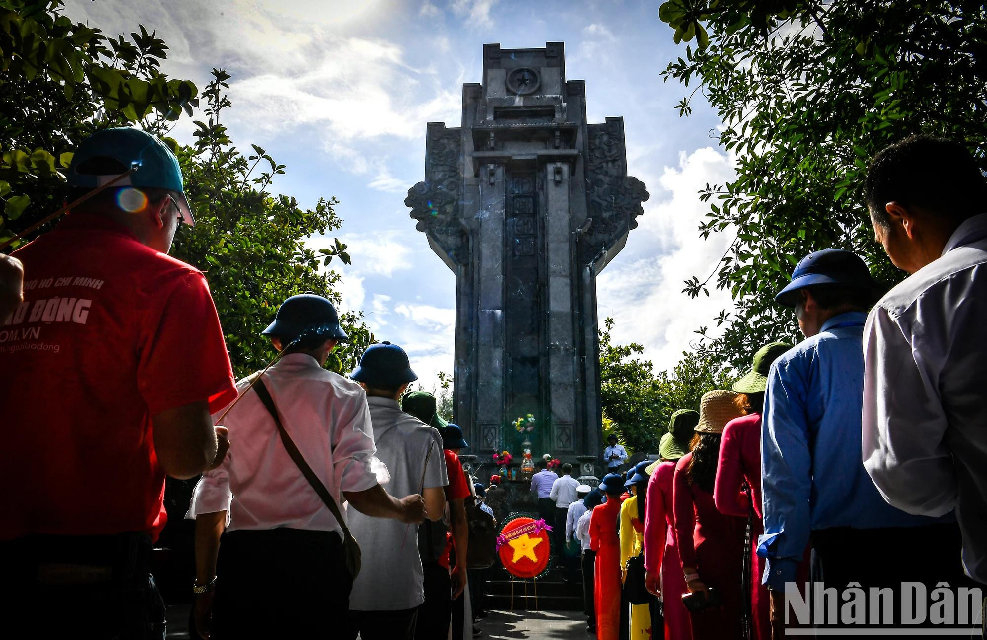 各位代表默哀一分钟,缅怀为捍卫祖国神圣海洋与岛屿主权而英勇牺牲的英烈英魂。 各位代表默哀一分钟,缅怀为捍卫祖国神圣海洋与岛屿主权而英勇牺牲的英烈英魂。