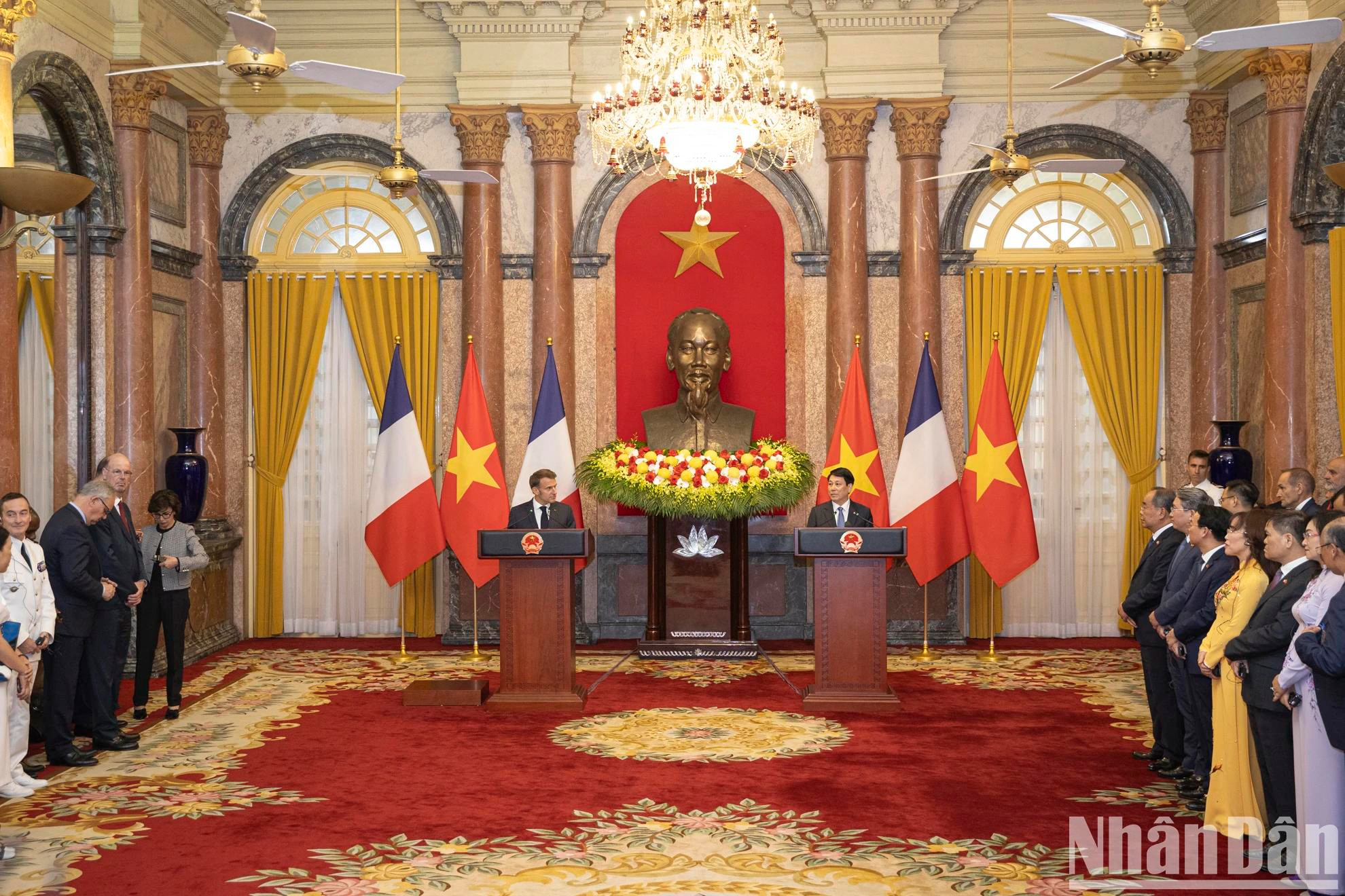 文件交换仪式结束后，国家主席梁强与法国总统马克龙在主席府举行记者会。