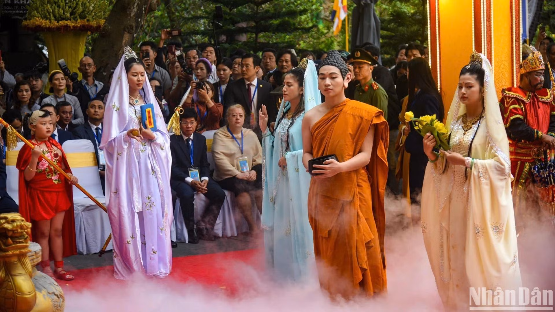 观世音菩萨圣诞法会于农历二月十九举行,这是观世音菩萨的圣诞(诞辰日),也是五行山观世音菩萨节的核心仪式,被誉为节日的灵魂。 观世音菩萨圣诞法会于农历二月十九举行,这是观世音菩萨的圣诞(诞辰日),也是五行山观世音菩萨节的核心仪式,被誉为节日的灵魂。