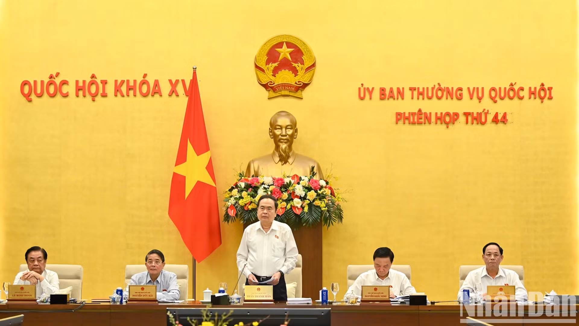 国会主席陈青敏与各位国会副主席出席会议。