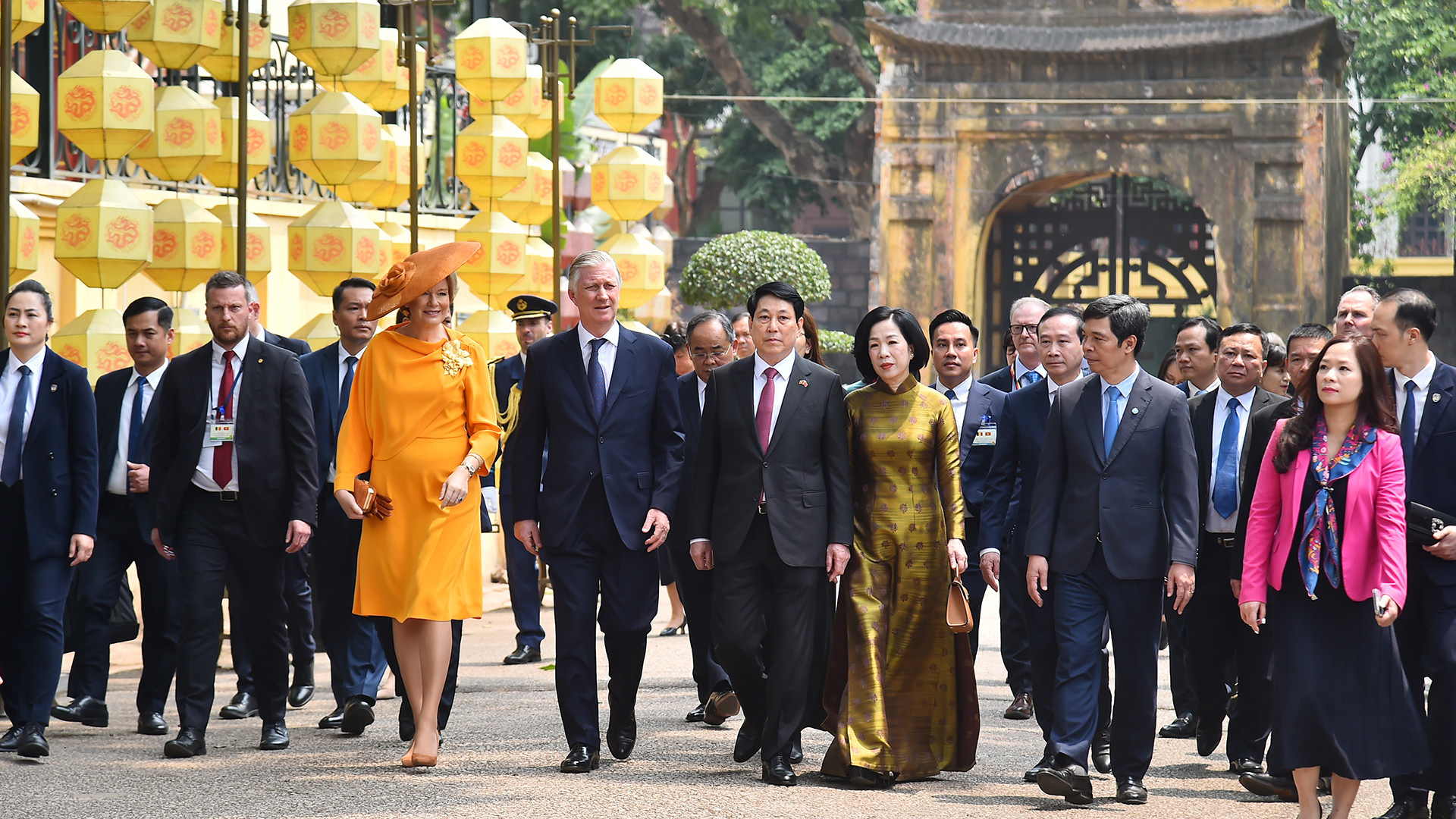 越南国家主席梁强和夫人阮氏明月与比利时国王菲利普和王后玛蒂尔德参观升龙皇城。