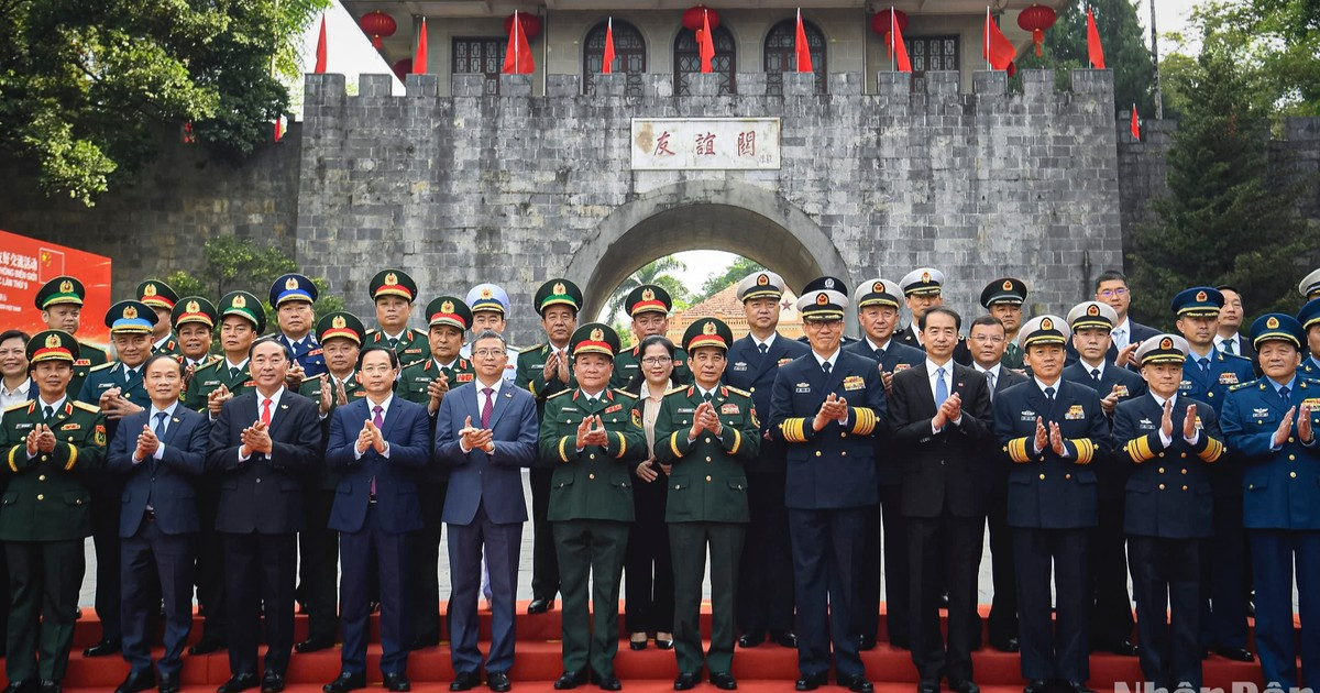 越南国防部长潘文江大将与中国国防部长董军上将以及两国国防部代表团合影。