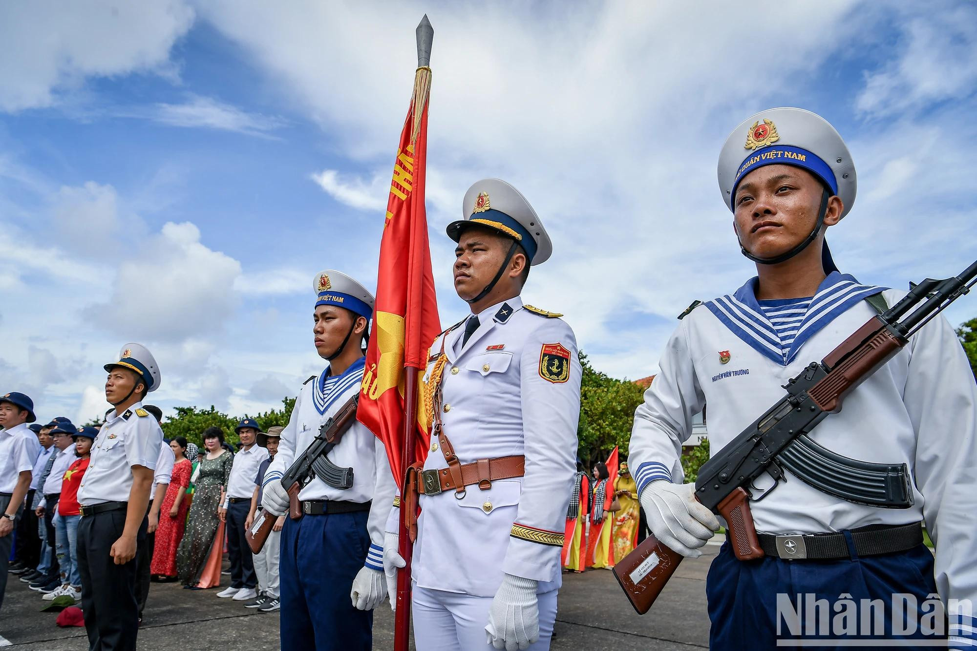 所有目光都汇聚在那面鲜艳的祖国国旗和神圣的主权碑上。 所有目光都汇聚在那面鲜艳的祖国国旗和神圣的主权碑上。