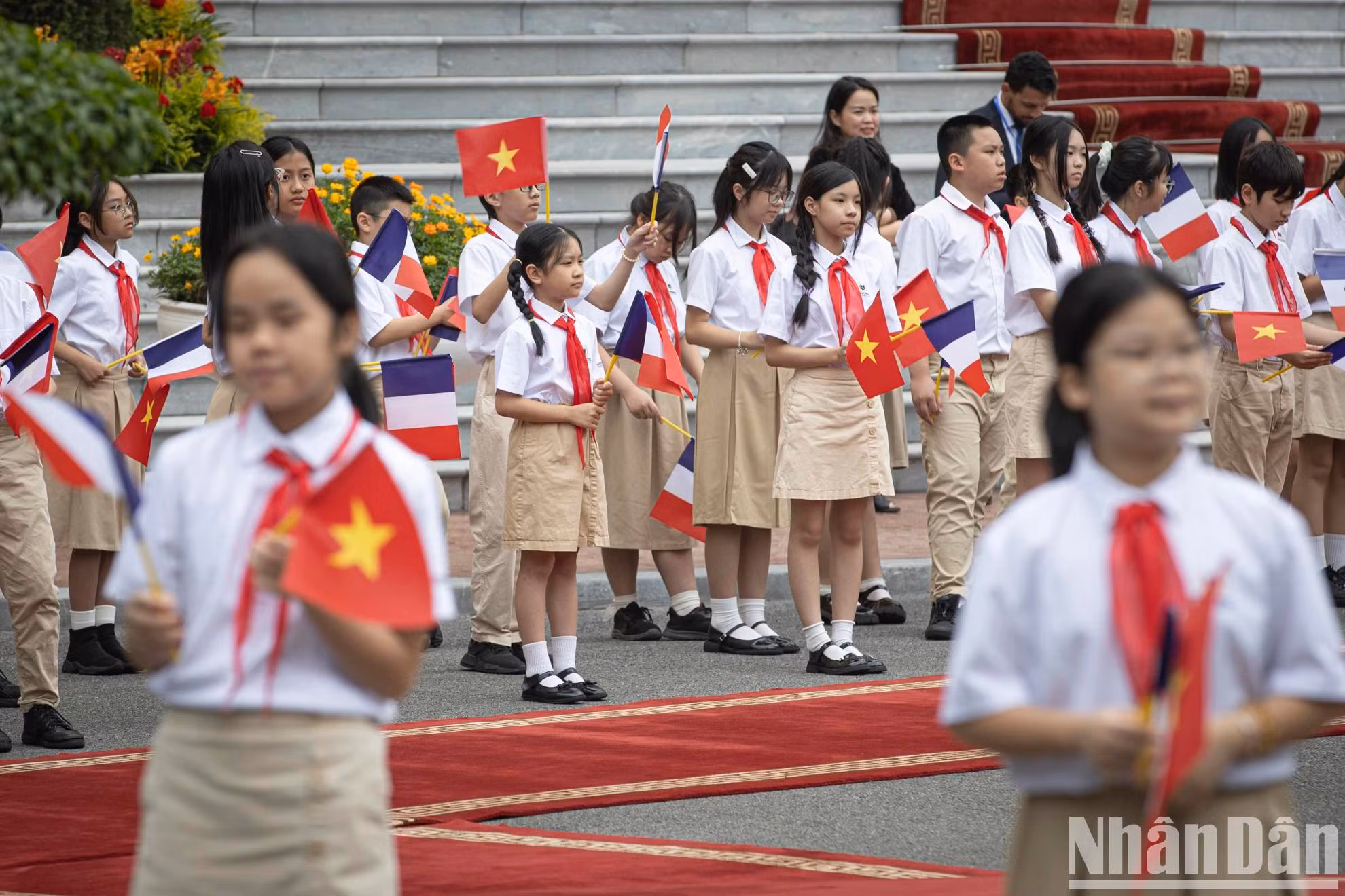 首都儿童列队迎接法国总统埃马纽埃尔·马克龙。