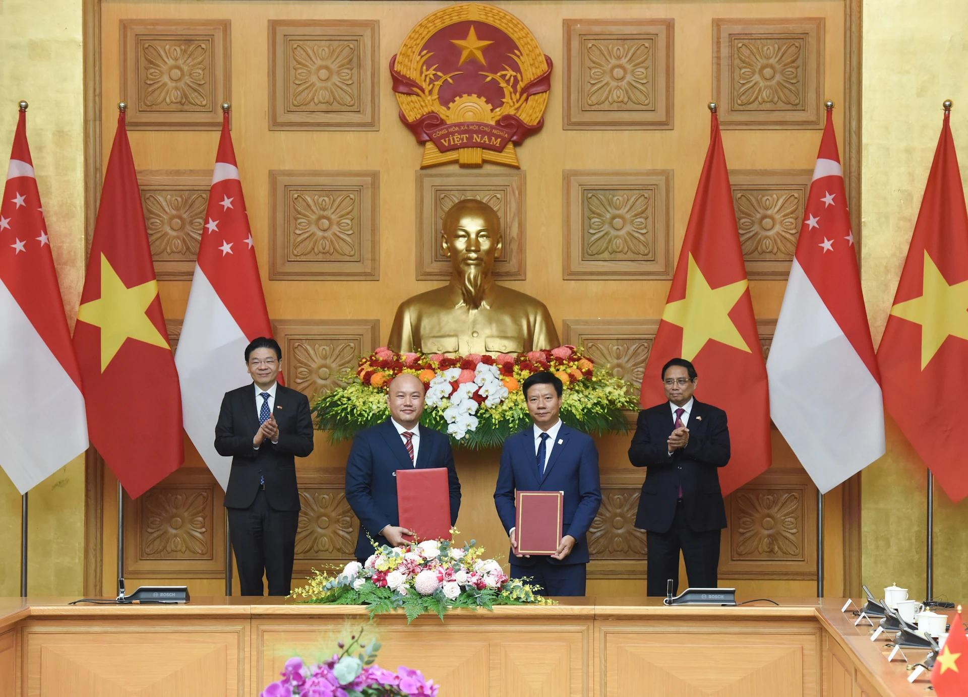 两国总理共同见证了越南国家支付股份公司（NAPAS）与新加坡电子转账网络（NETS）关于通过QR码实现双边零售支付合作的谅解备忘录交换仪式。