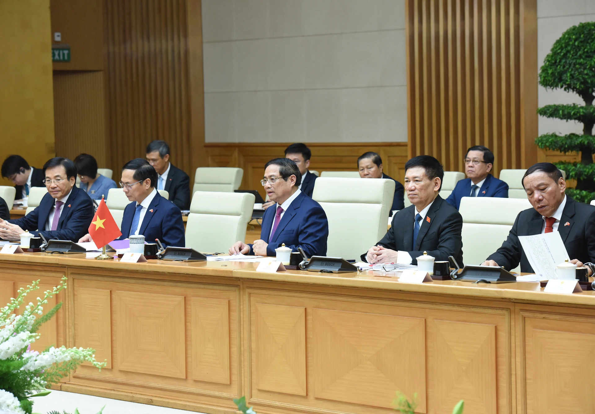 越南政府总理范明正和越南政府成员同泰国总理佩通坦·西那瓦举行会谈。