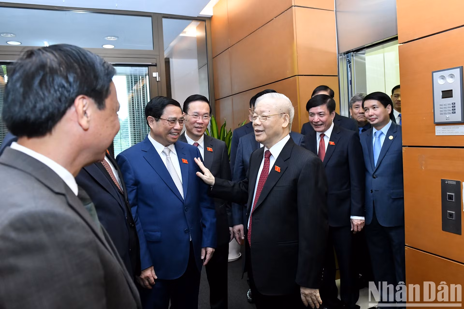 越共中央总书记阮富仲、党和国家领导、前领导出席越南第十五届国会第六次会议开幕式。