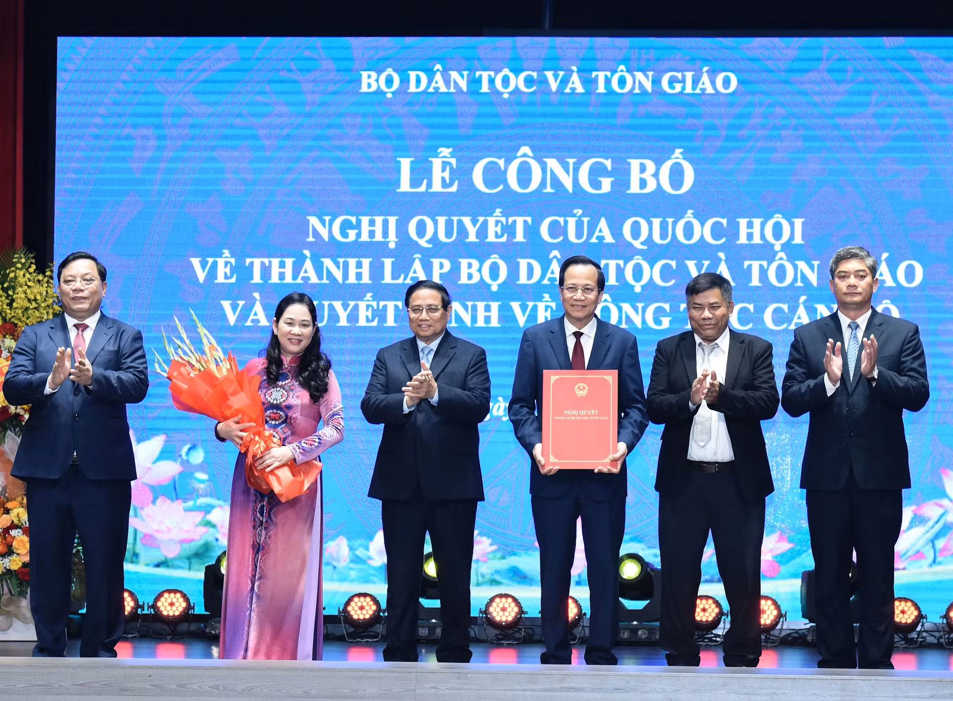 政府总理范明正向民族与宗教部领导授予该部成立决定书。