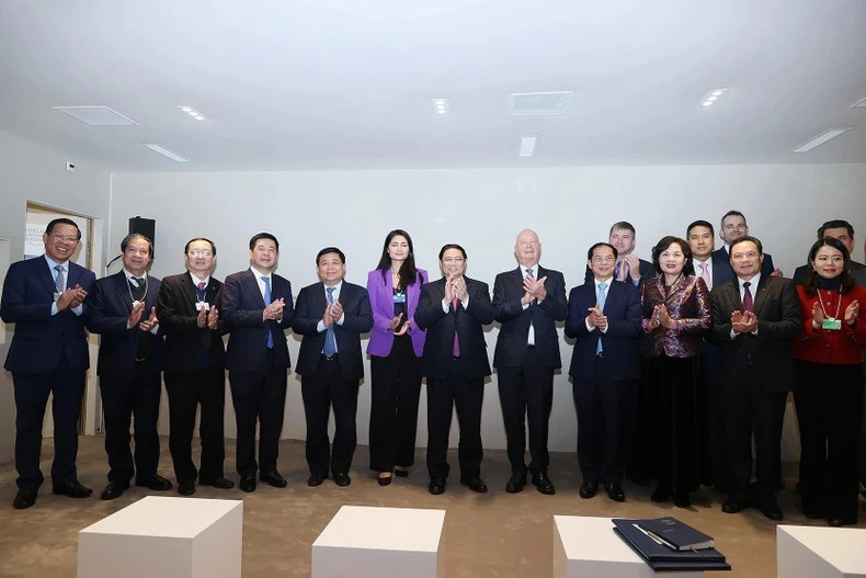 越南政府总理范明正和世界经济论坛的创始人兼执行主席克劳斯·施瓦布教授及越南代表团成员合影。 越南政府总理范明正和世界经济论坛的创始人兼执行主席克劳斯·施瓦布教授及越南代表团成员合影。