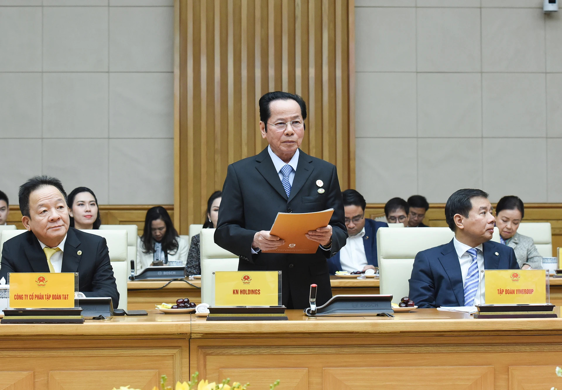 与会代表在会上发表讲话。 与会代表在会上发表讲话。
