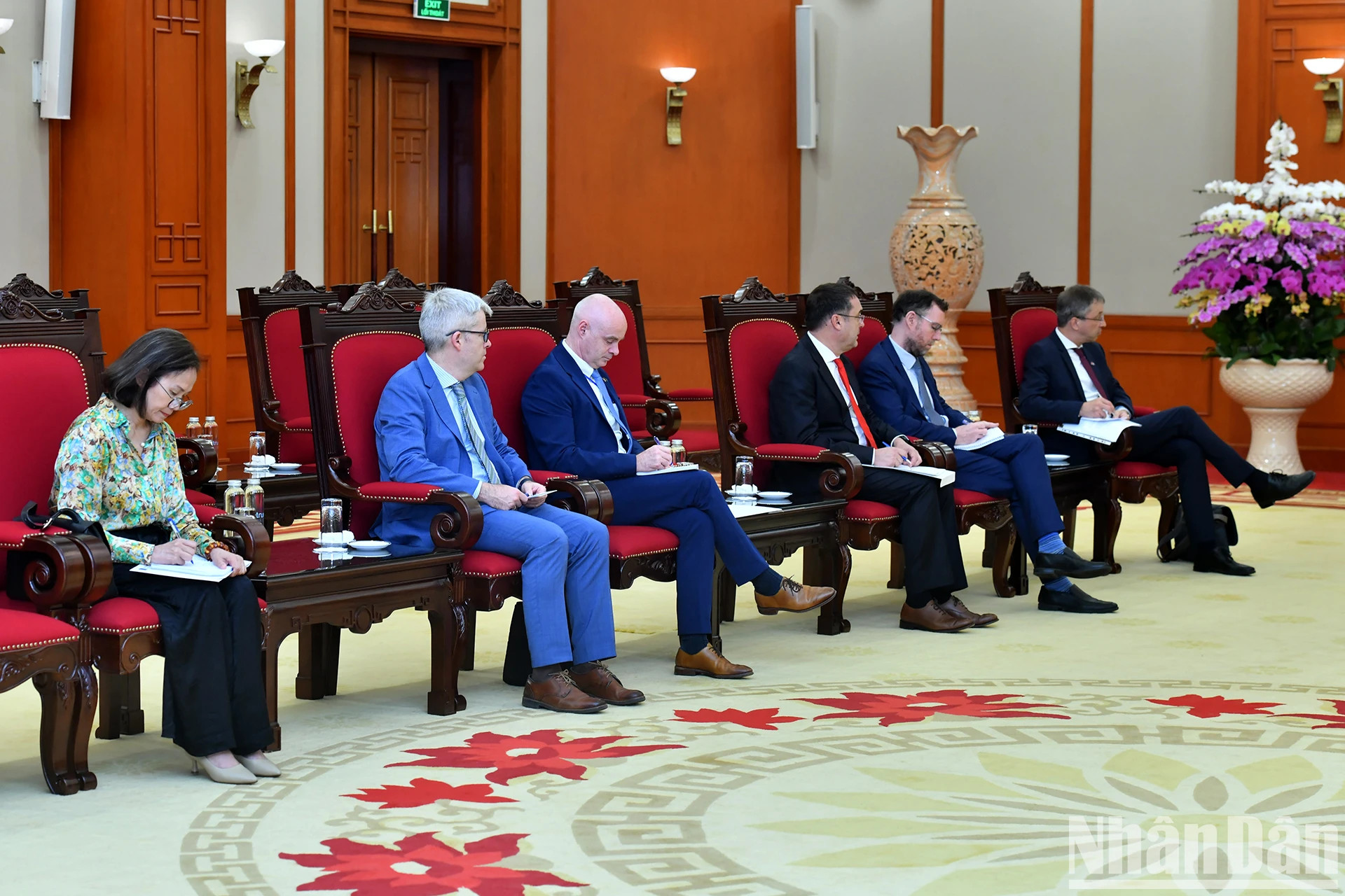 出席会见的欧盟代表团成员。