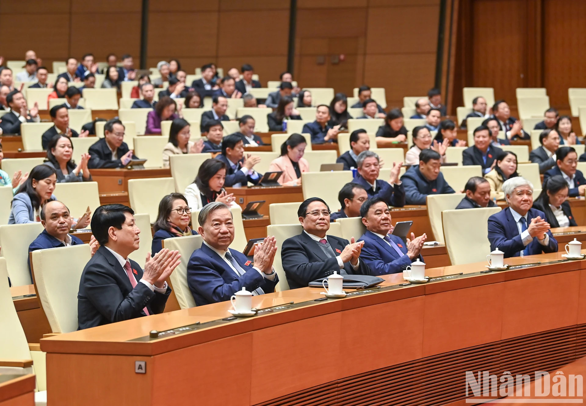 党和国家领导、国会代表出席会议。 党和国家领导、国会代表出席会议。