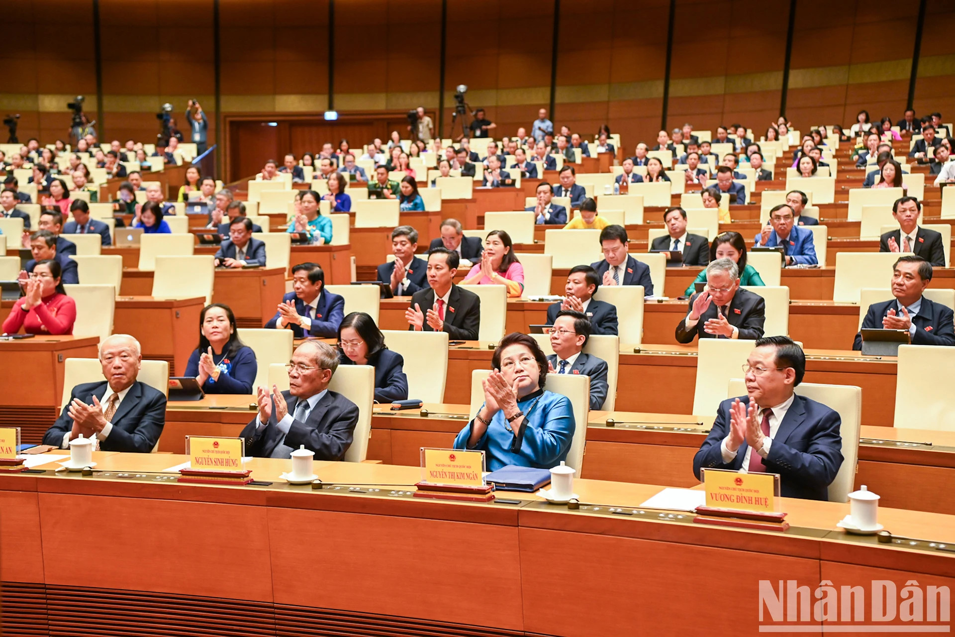 前国会主席阮文安,前国会主席阮生雄,前国会主席阮氏金银,前国会主席王廷惠和各位国会代表一同出席闭幕式。 前国会主席阮文安,前国会主席阮生雄,前国会主席阮氏金银,前国会主席王廷惠和各位国会代表一同出席闭幕式。
