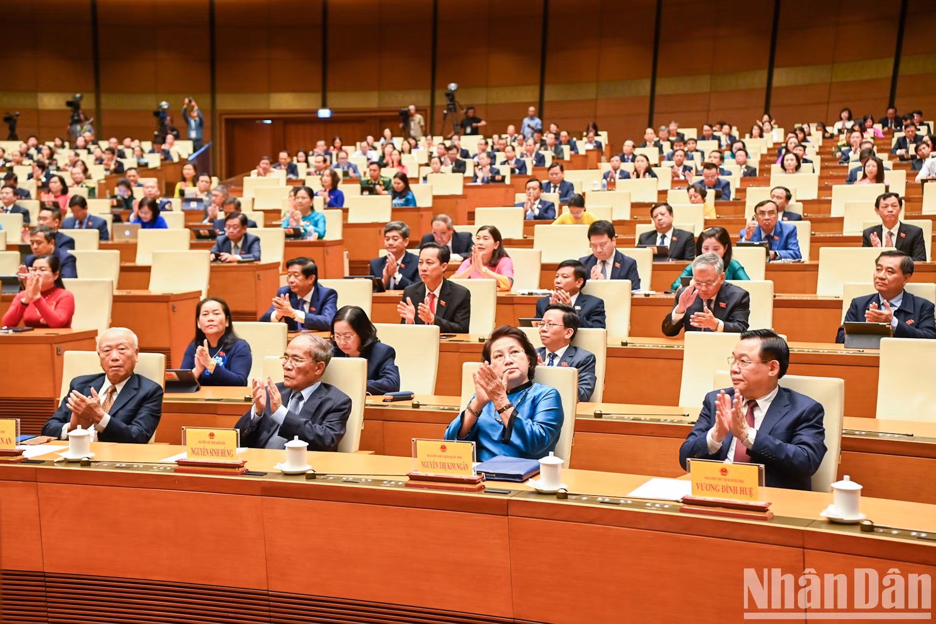 前国会主席阮文安，前国会主席阮生雄，前国会主席阮氏金银，前国会主席王廷惠和各位国会代表一同出席闭幕式。