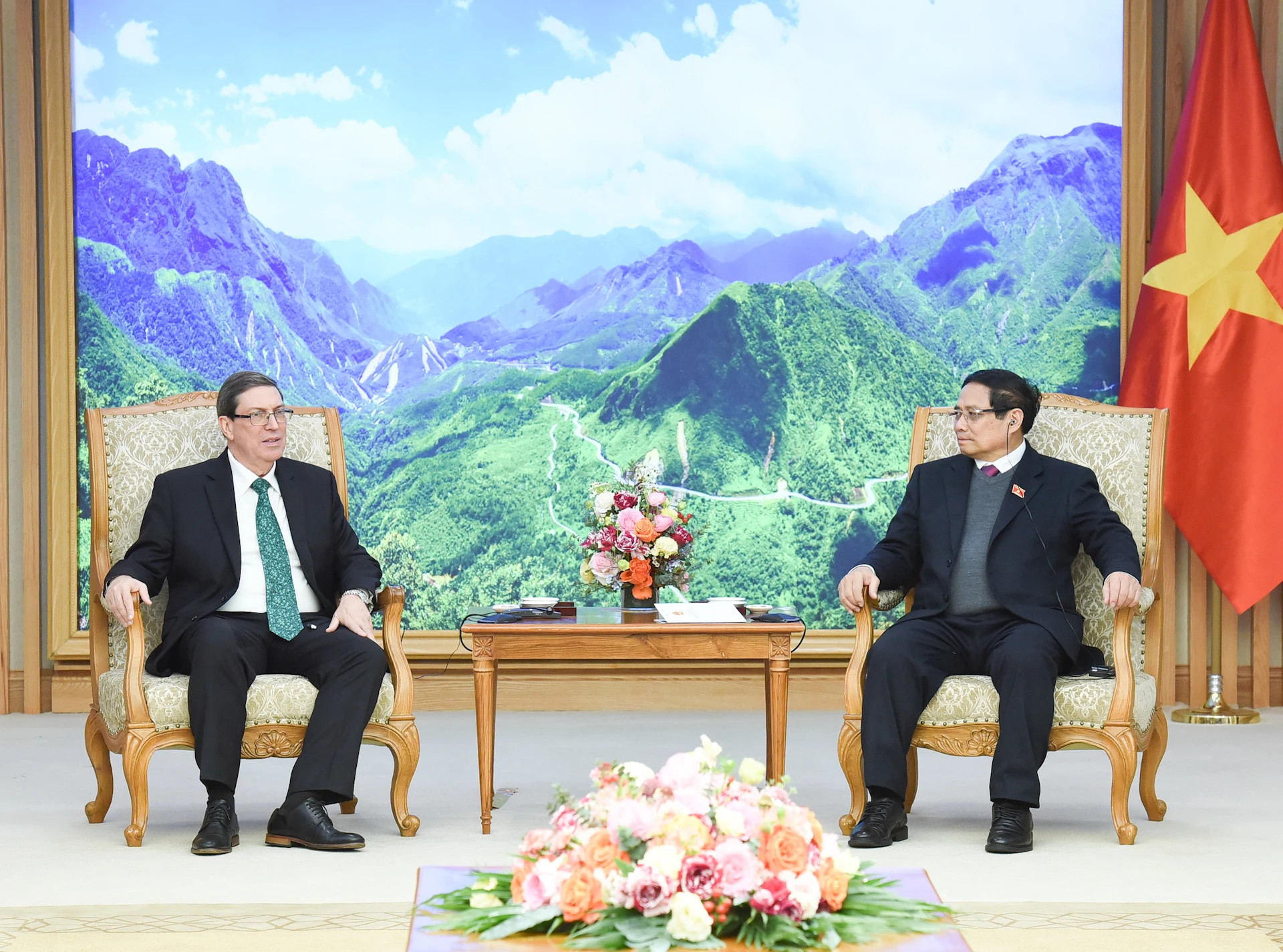 政府总理范明正会见古巴外交部长罗德里格斯。