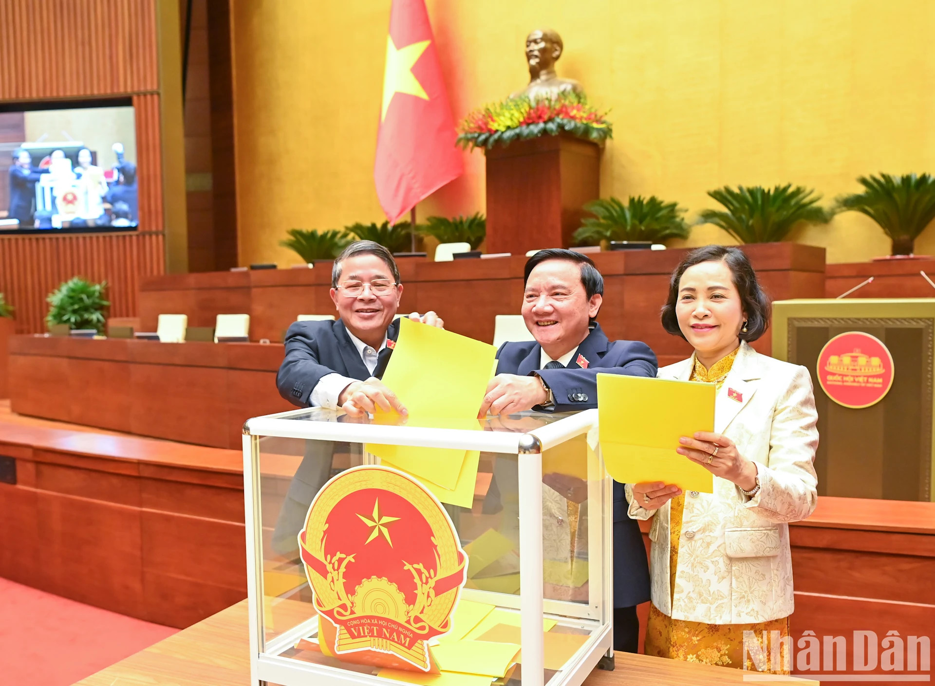 各位国会副主席在会上投票。 各位国会副主席在会上投票。