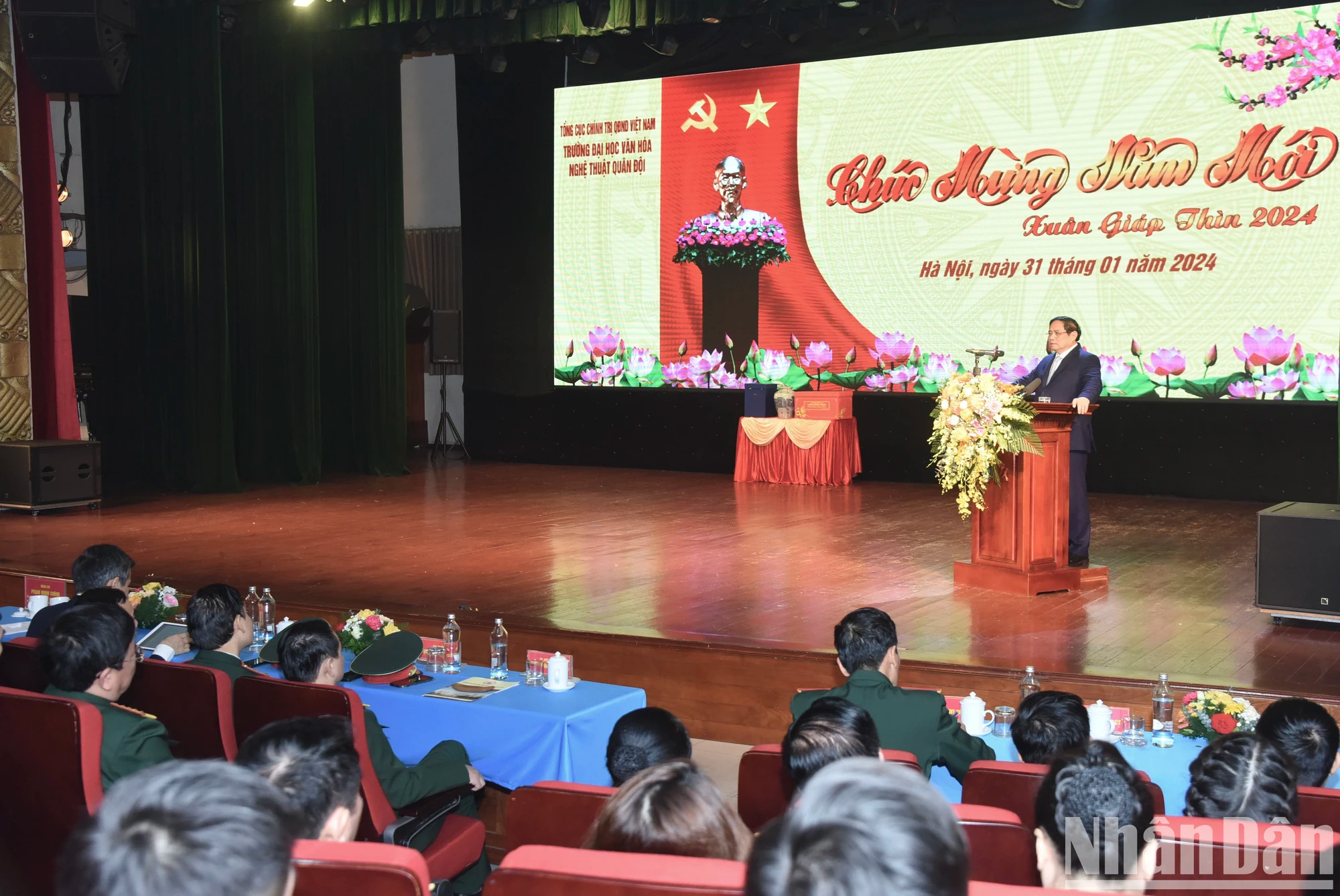 越南政府总理范明正向军队艺术文化大学干部、师生和战士致以新春祝福。 越南政府总理范明正向军队艺术文化大学干部、师生和战士致以新春祝福。