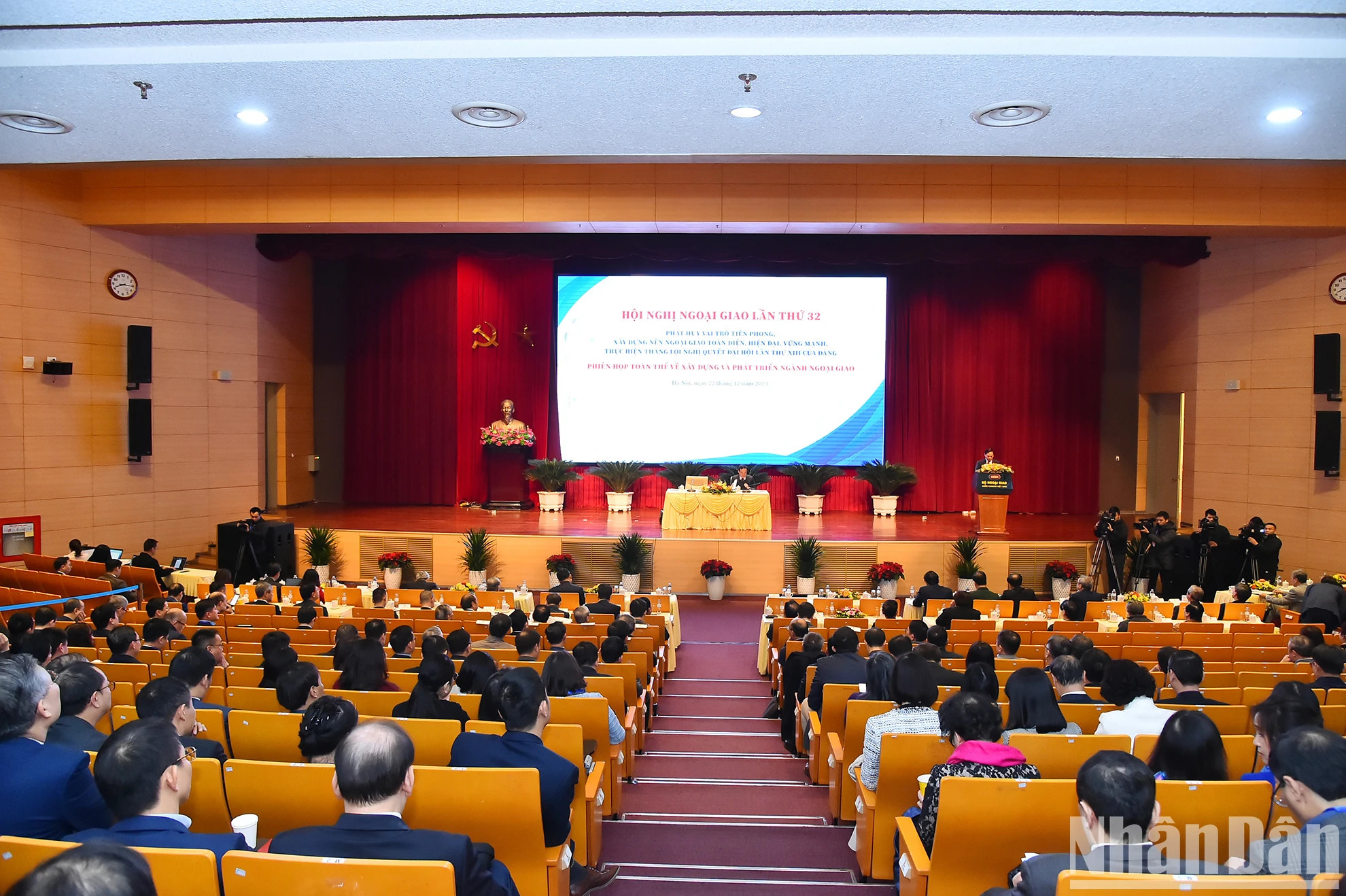 建设和发展外交机构的全体会议场景。(水原 摄) 建设和发展外交机构的全体会议场景。(水原 摄)