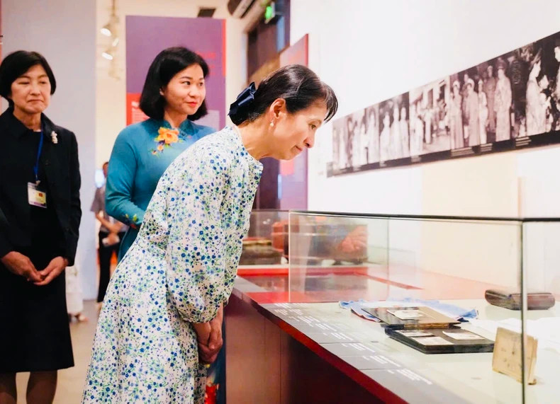 石破佳子女士观看有关越南婚礼风俗习惯的实物和资料。 石破佳子女士观看有关越南婚礼风俗习惯的实物和资料。