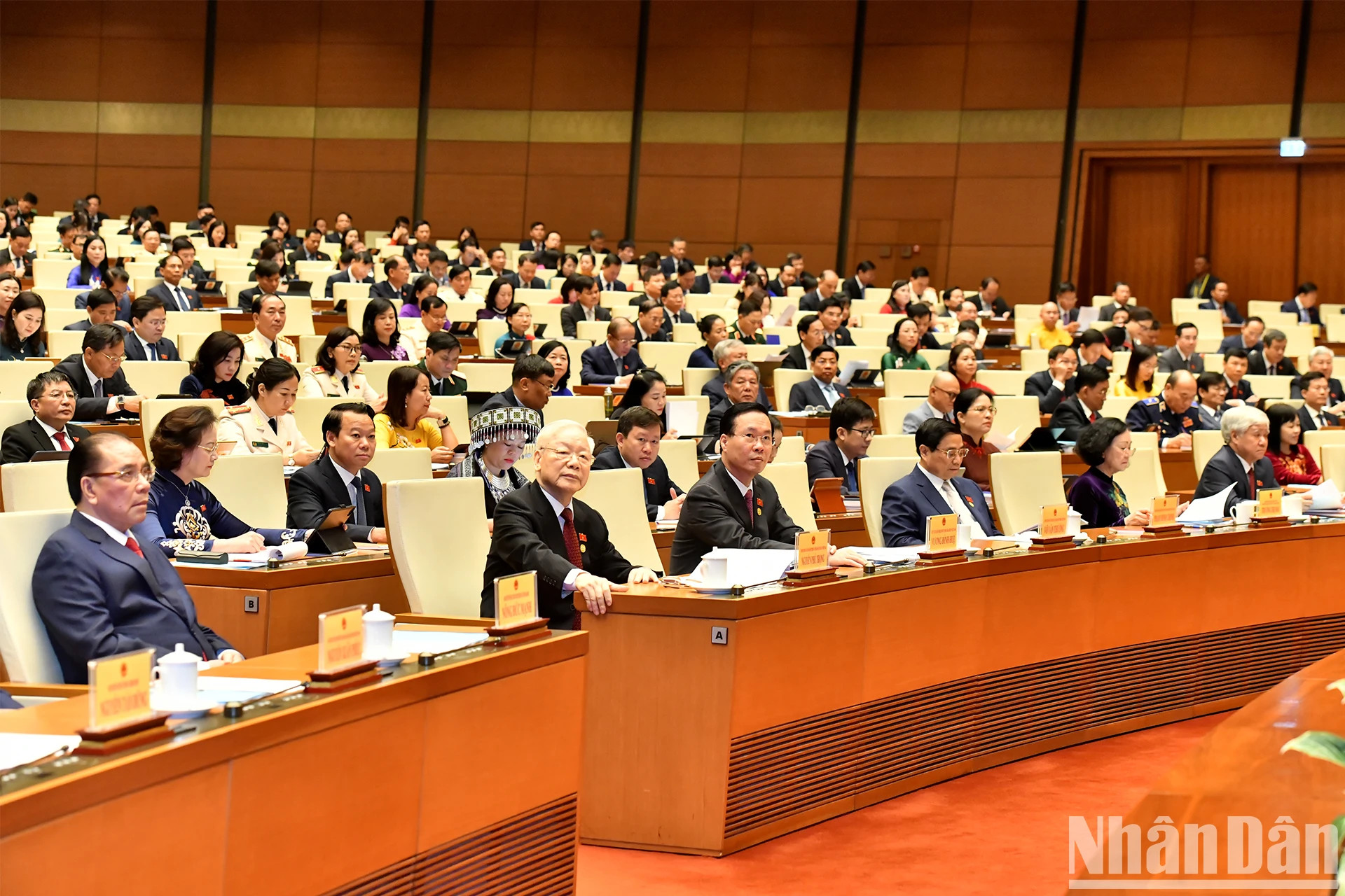 越共中央总书记阮富仲同党和国家领导、前领导出席越南第十五届国会第六次会议开幕式。