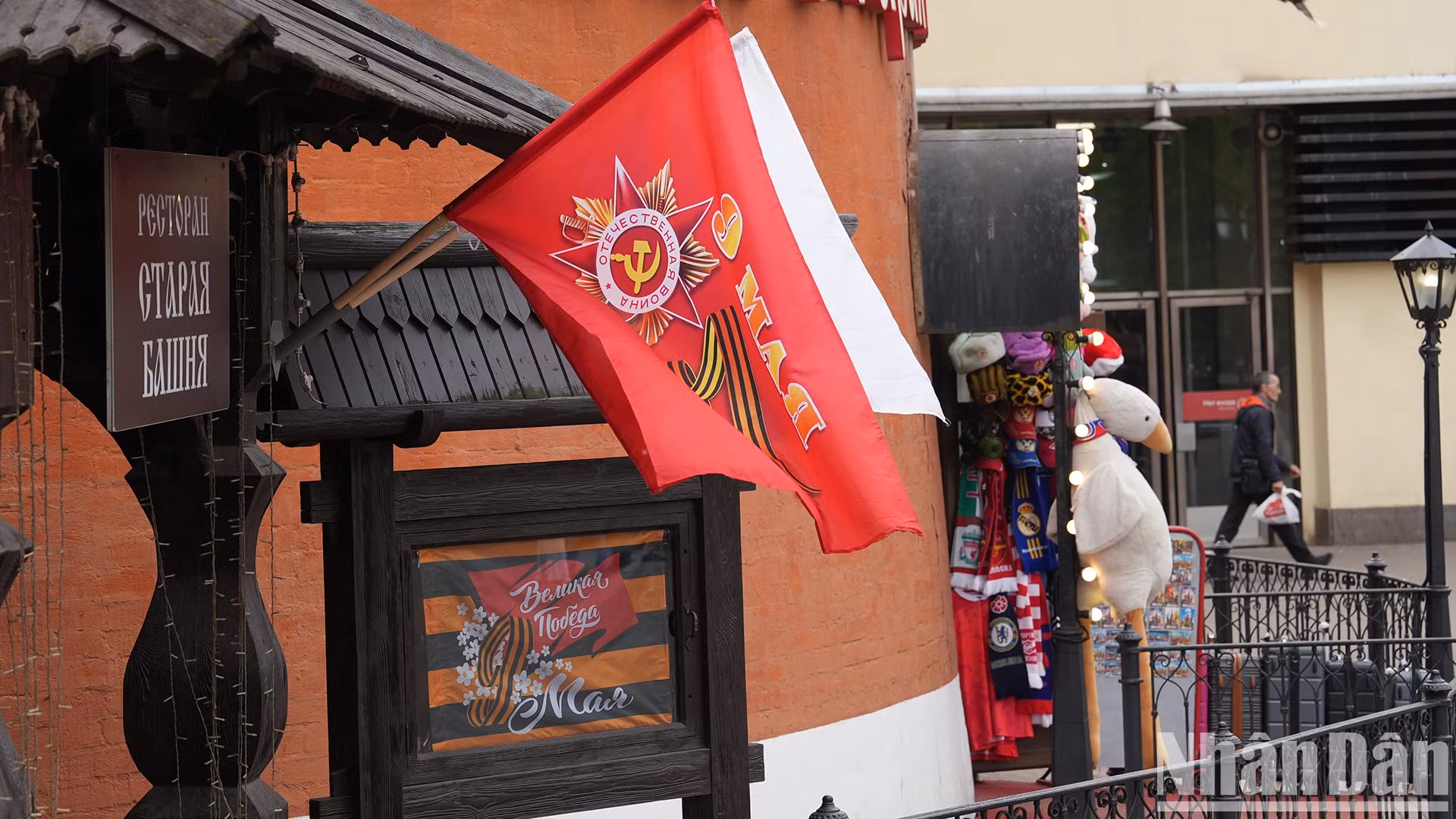 近日,莫斯科街头的许多商店悬挂着胜利旗帜和横幅,出售色彩丰富的纪念品,为城市增添了与平日不同的节日氛围与独特风貌。 近日,莫斯科街头的许多商店悬挂着胜利旗帜和横幅,出售色彩丰富的纪念品,为城市增添了与平日不同的节日氛围与独特风貌。