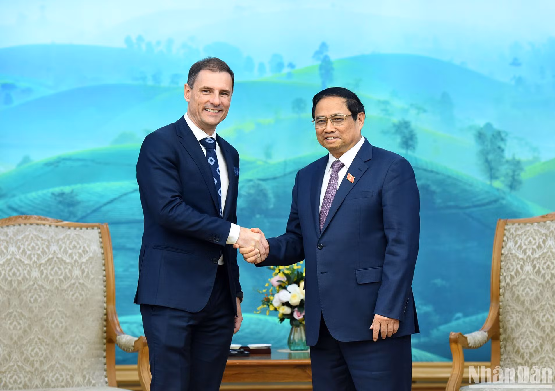 越南政府总理范明正迎接匈牙利司法部长图森·本斯。（陈海 摄）