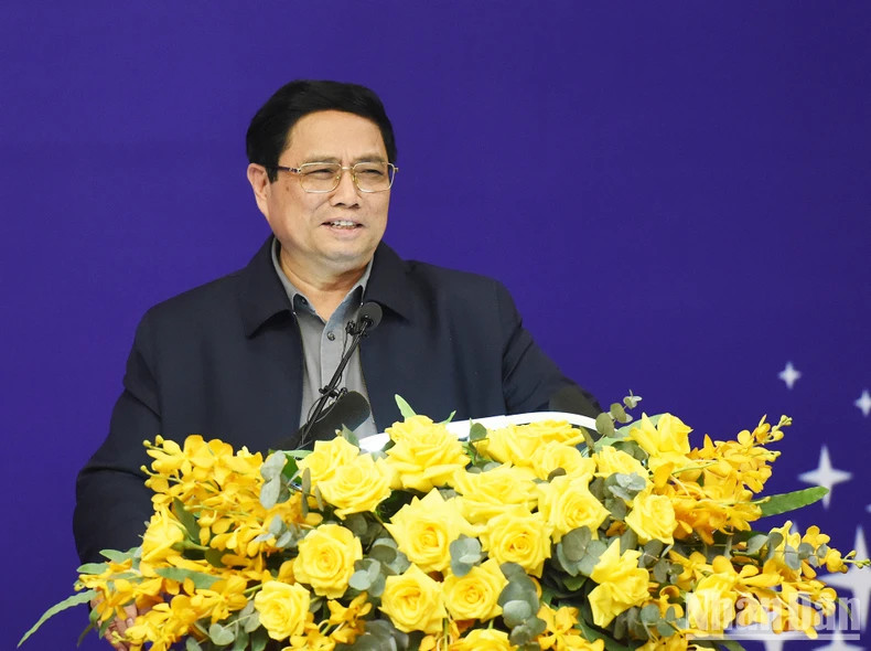 政府总理范明在与越南电力集团领导举行工作会议时发表指导性讲话。 政府总理范明在与越南电力集团领导举行工作会议时发表指导性讲话。
