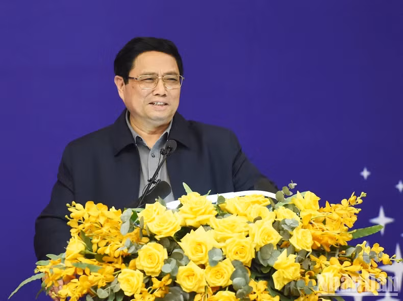 政府总理范明在与越南电力集团领导举行工作会议时发表指导性讲话。