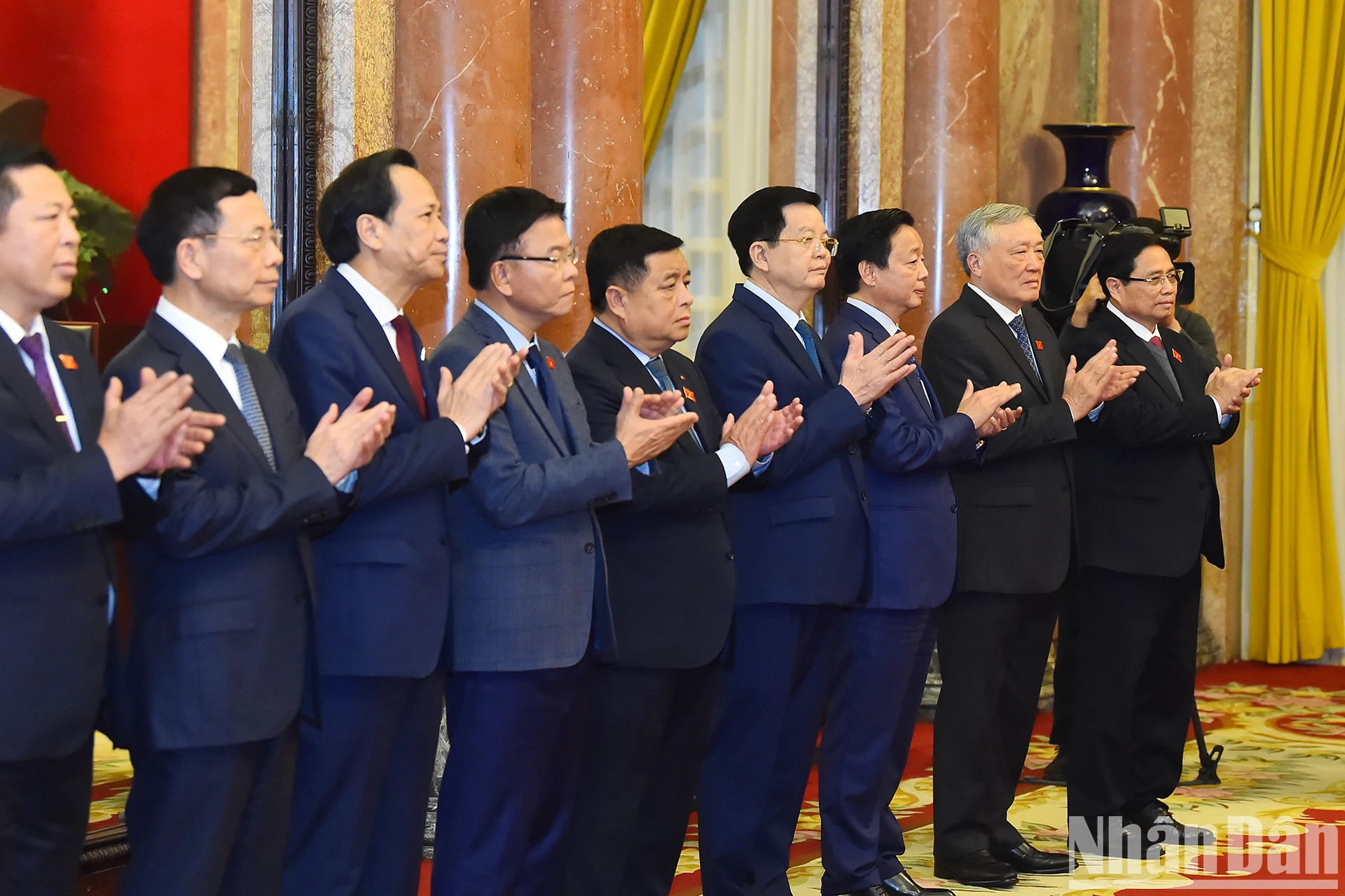 政府总理范明正和各位副总理、政府成员出席仪式。 政府总理范明正和各位副总理、政府成员出席仪式。