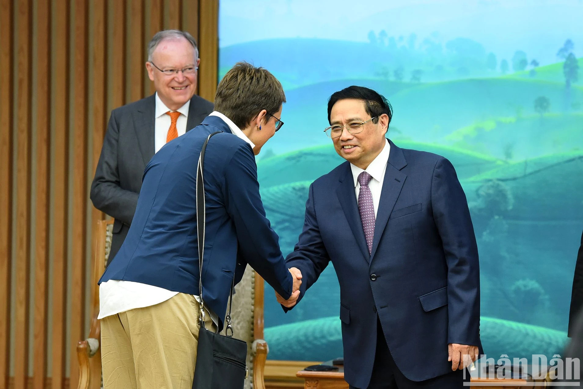 越南政府总理范明正和德国下萨克森州州长斯特凡·魏尔代表团成员。（陈海 摄）