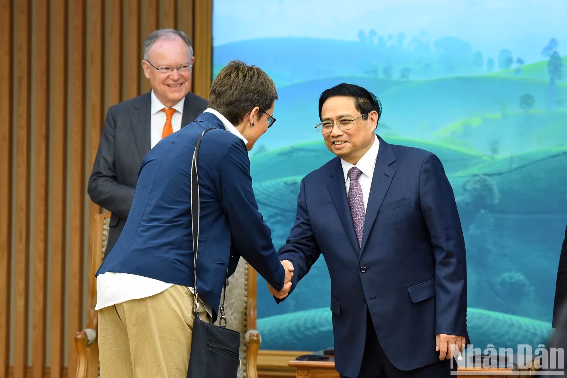 越南政府总理范明正和德国下萨克森州州长斯特凡·魏尔代表团成员。（陈海 摄）