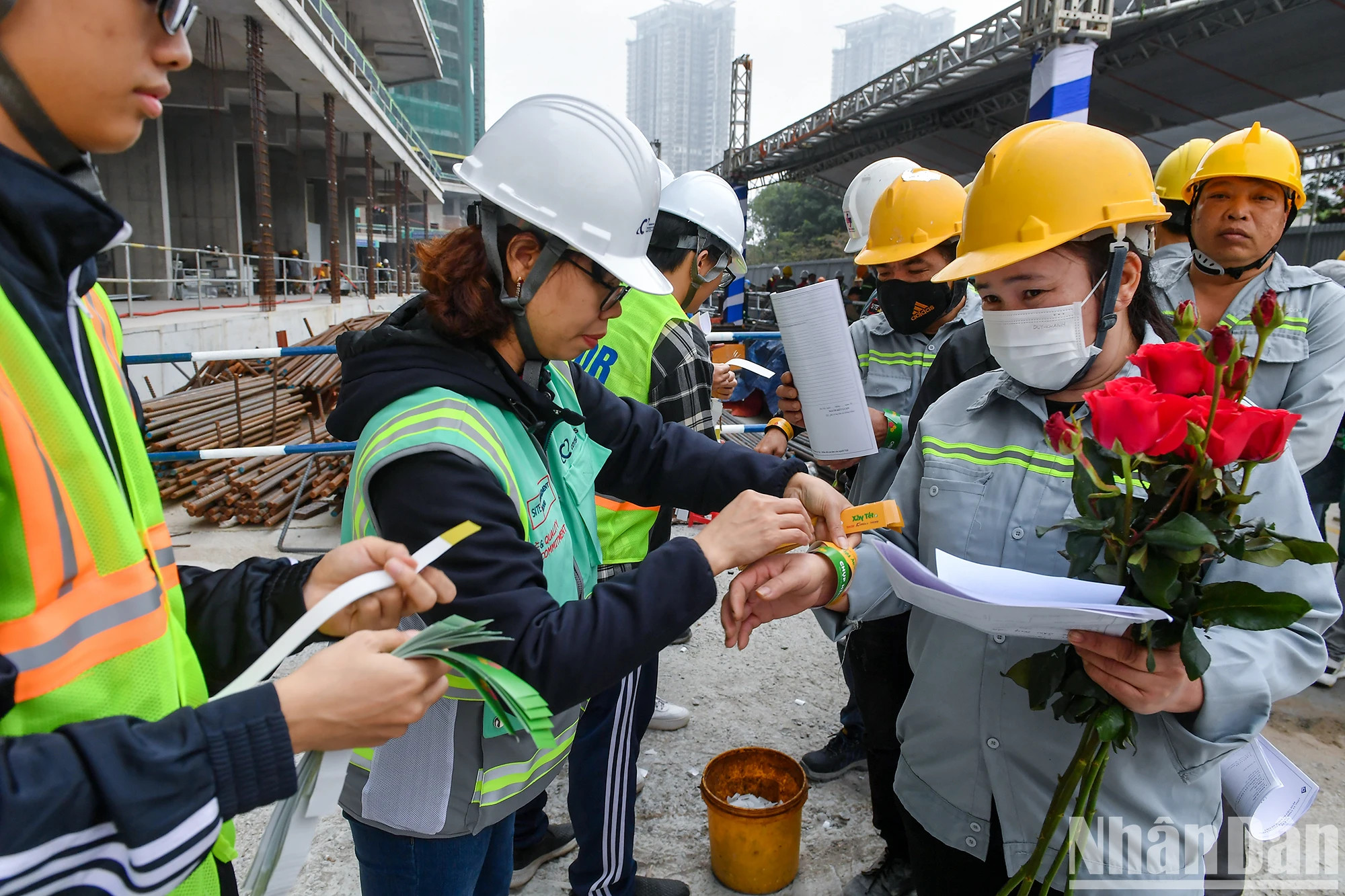 工人们都戴上了手环，准备在施工现场接受礼物和进行体检。