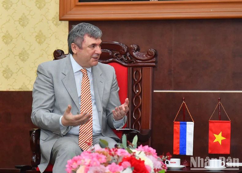 圣彼得堡政府对外关系委员会副主席Kalganov Vyacheslav Gennadievich在会见时发表讲话。 圣彼得堡政府对外关系委员会副主席Kalganov Vyacheslav Gennadievich在会见时发表讲话。