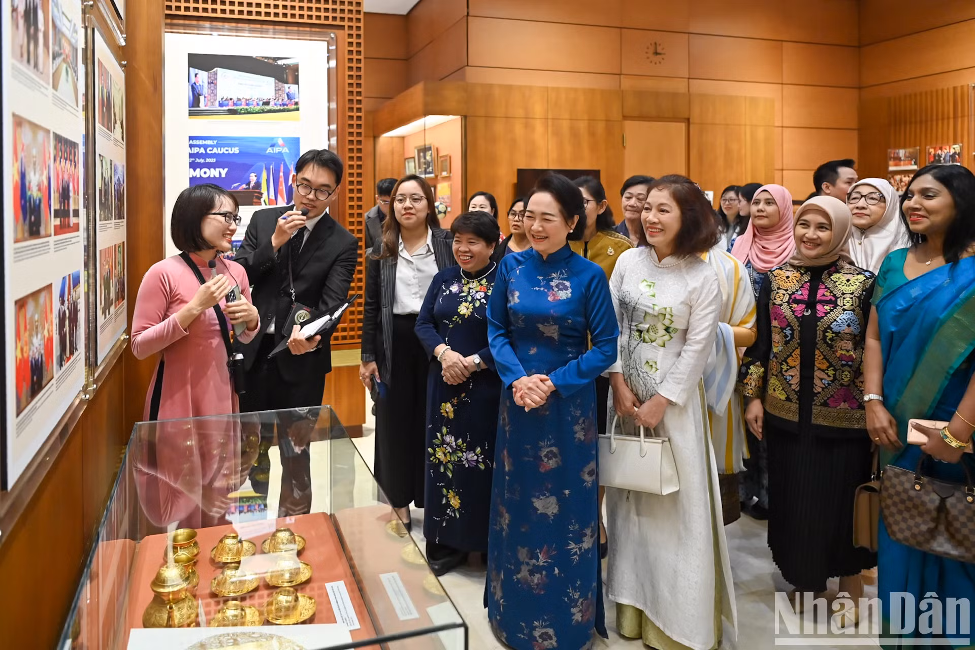 越南国会主席陈青敏夫人阮氏青娥和河内市东盟妇女小组参观越南国会传统展厅。