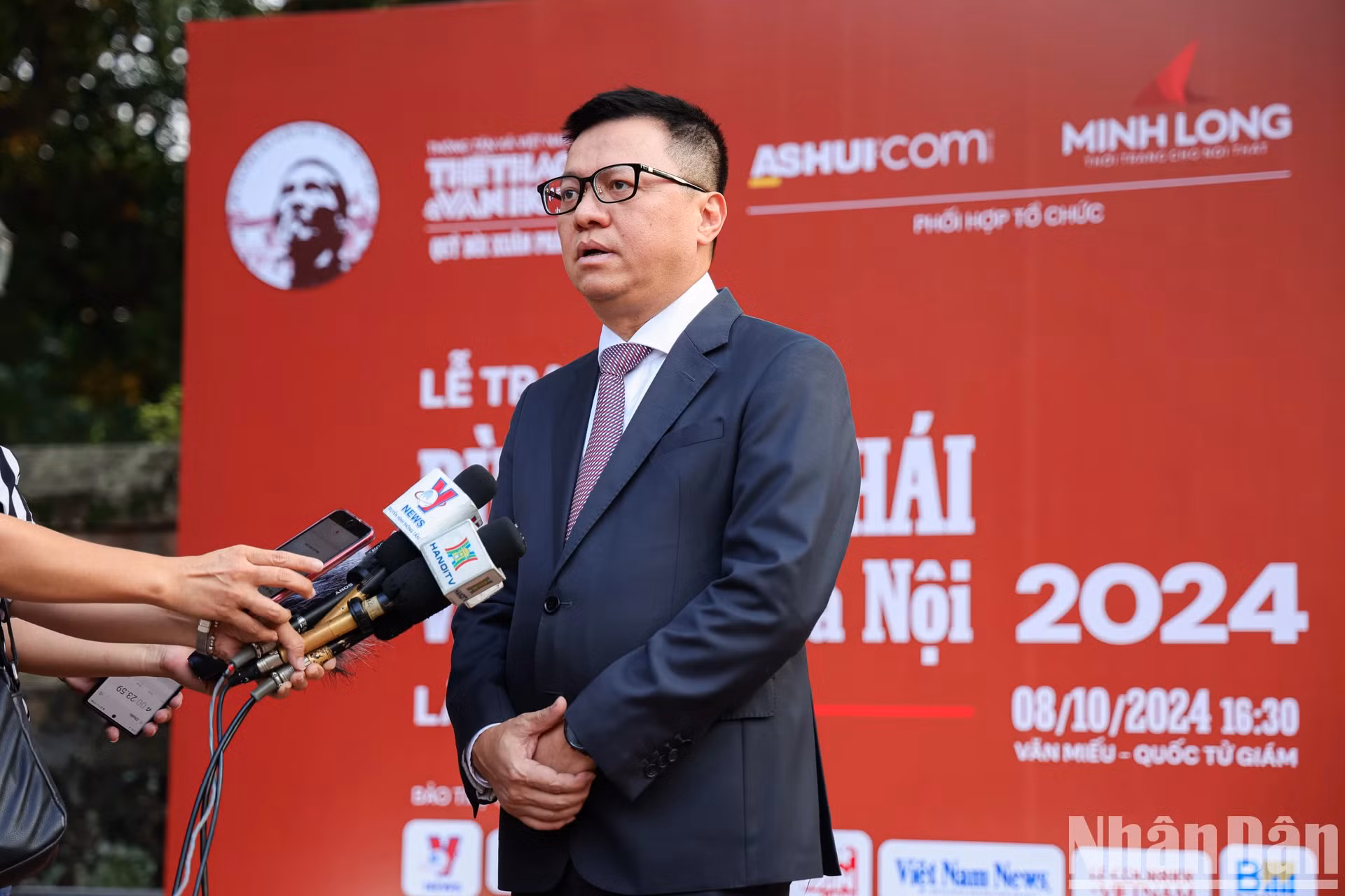 越共中央委员、越南《人民报》社总编辑、中央宣教部副部长、越南新闻工作者协会主席黎国明在活动期间接受媒体记者采访。