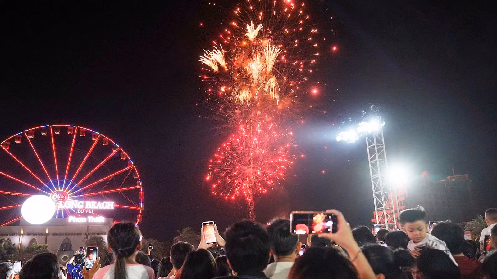 潘切市在NovaWorld举行庆祝南方解放、国家统一50周年的烟花燃放活动。 潘切市在NovaWorld举行庆祝南方解放、国家统一50周年的烟花燃放活动。