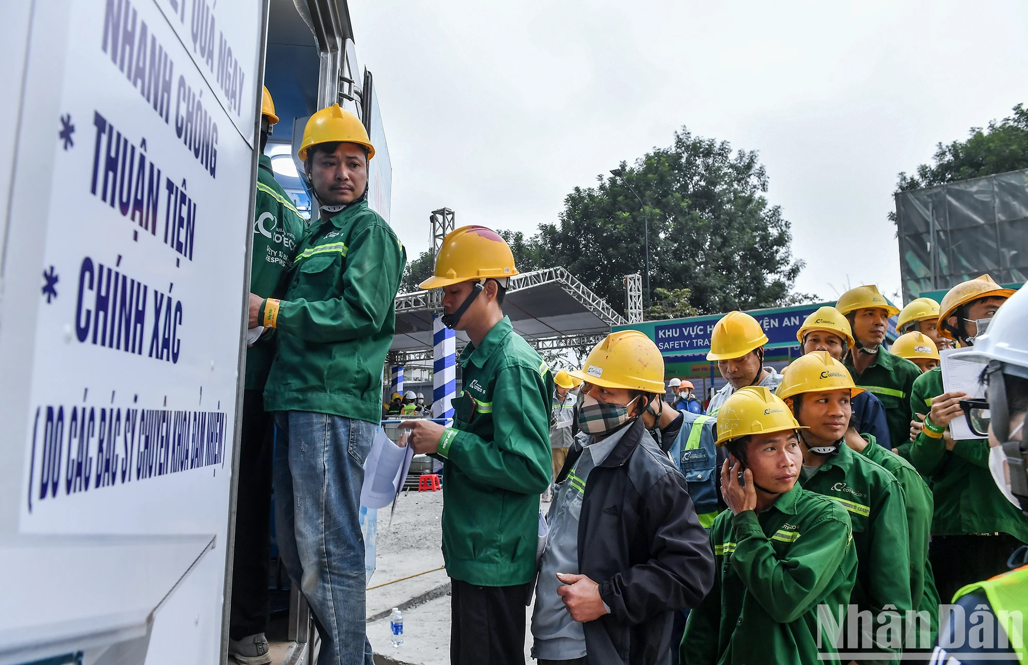 “一方面能够维护身体健康，又能得到精神上的鼓励，这是我们难得的快乐。”一位男性工人分享道。