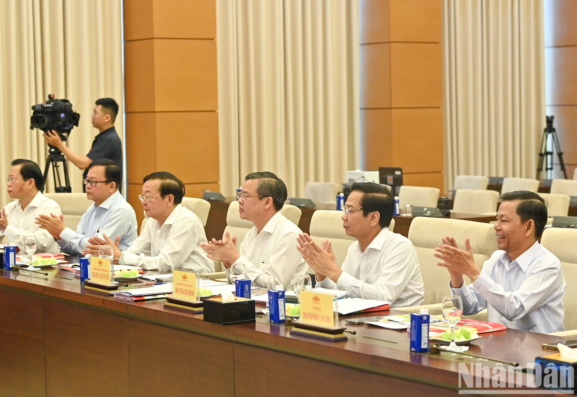 芹苴市委、后江省委和朔庄省委常务委员会等各位代表与会。