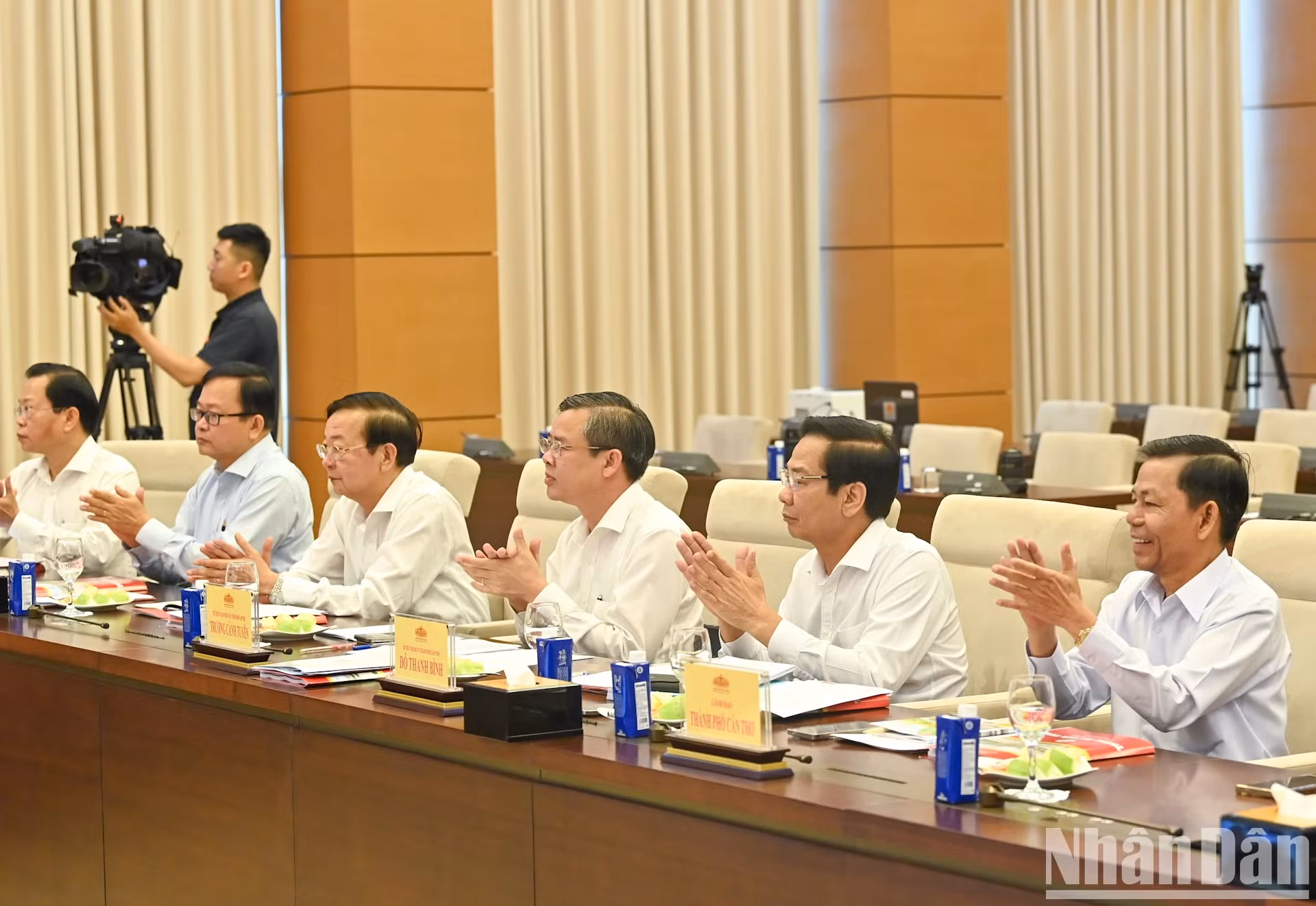 芹苴市委、后江省委和朔庄省委常务委员会等各位代表与会。